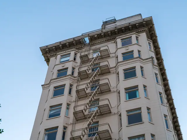 Prédio de apartamentos visto de baixo, contra o céu azul